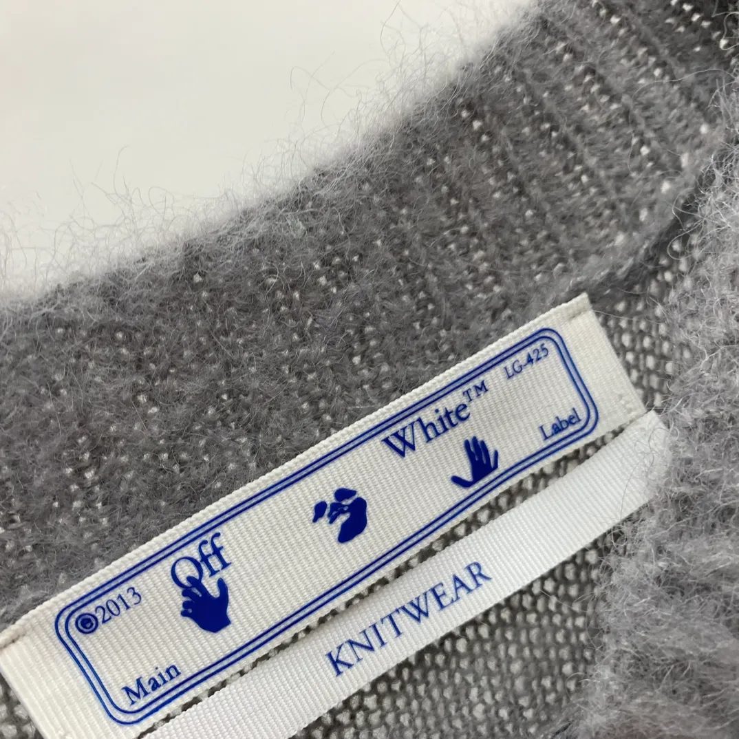 New top tested version OFFWHITE (OW) gradient mohair striped arrow sweater hoodie gradient rendering arrow couple sweater Mohair (English Mohair; Turkish: MUKHYAR) refers to the coat of Angora goats, also known as Angora goat hair. The name comes from Turkish, meaning "the best hair". It has good elasticity, pressure resistance and special luster. It is an excellent raw material for making plush fabrics and one of the most advanced animal textile fiber raw materials in the world market. Mohair has a shape similar to long wool. The fiber surface is smooth, strong luster, high strength, good elasticity, less curl, and easy to wash. Mohair can be used in jacquard blankets, long-haired coats and high-gloss wool fabrics. Mohair sweaters from ow are released every year🛒 The same style and ever-changing colors. There is really no girl who doesn’t love it. It is super suitable for wearing under a down jacket in winter without being bulky! If the lower body is missing, their favorite os version🙋🏻‍♀️ intuitively adds natural softness and fairy beauty effect, which is the best choice! The upper body is lightweight and does not weigh down the body while keeping warm. The sleeves and the gradient arrow parts on the back are repeatedly patterned until the gradient level is satisfied before large-scale products are released. The craftsmanship is extremely demanding. Each sweater is woolen at least ten times to give it a plush, thick feel and good fluffiness! ✅ Fabric composition: 50% mohair 32 spandex 18% wool, three-level anti-pilling Color: black and white gradient Sizes Mohair is lighter and softer, so be careful not to machine wash it, not machine washable! ! emphasize! !  ⚠️Hand wash with warm water and cold water P:440